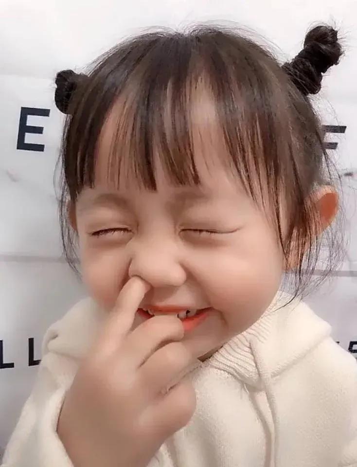 Hình ảnh em bé gái chơi đùa