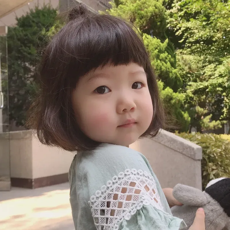 Bộ ảnh nghệ thuật với hình ảnh em bé gái trong rừng thôngHình ảnh em bé gái ôm gấu bông 