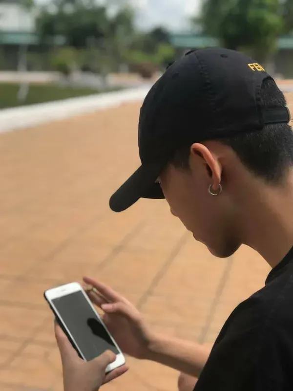 Trai đẹp boy phố ánh mắt trầm tư Trai đẹp boy phố ánh mắt trầm tư