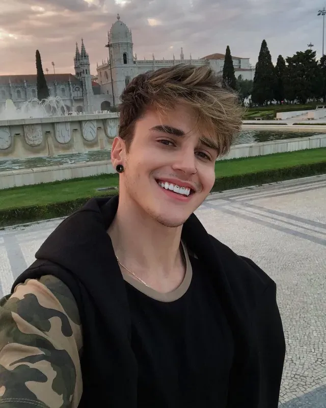 Trai đẹp boy phố với nụ cười tươi Trai đẹp boy phố với nụ cười tươi