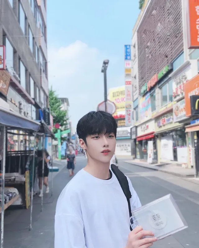 Trai đẹp boy phố lôi cuốn với ánh mắt Trai đẹp boy phố lôi cuốn với ánh mắt