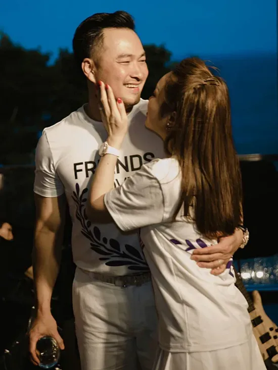 Ảnh ôm gái giúp lưu lại phút giây yêu thương Ảnh ôm gái giúp lưu lại phút giây yêu thương
