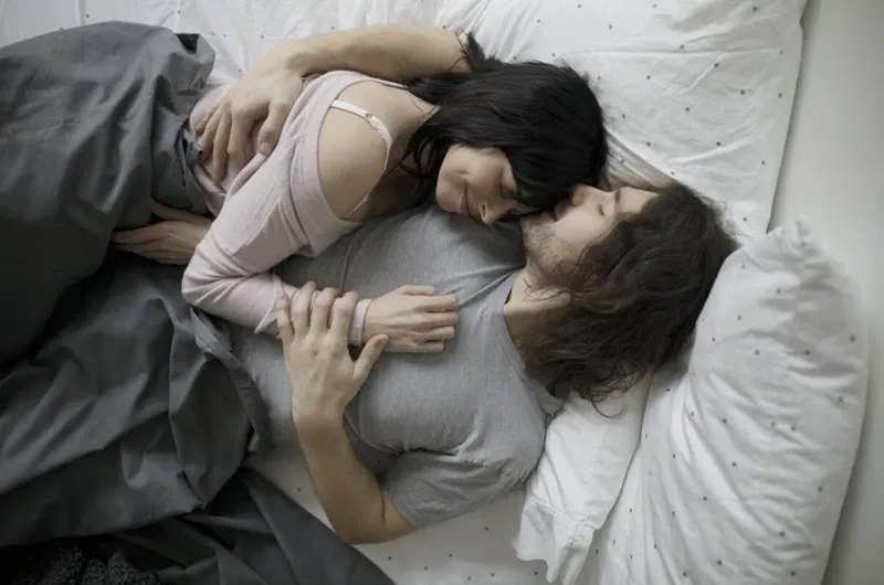 Bức ảnh ôm gái lãng mạn và ý nghĩa Bức ảnh ôm gái lãng mạn và ý nghĩa