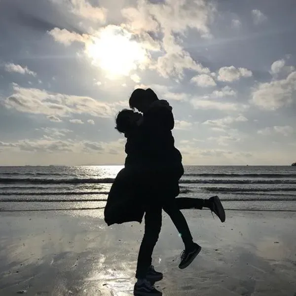 Ảnh ôm gái thể hiện tình yêu nồng nàn, sâu sắc Ảnh ôm gái thể hiện tình yêu nồng nàn, sâu sắc