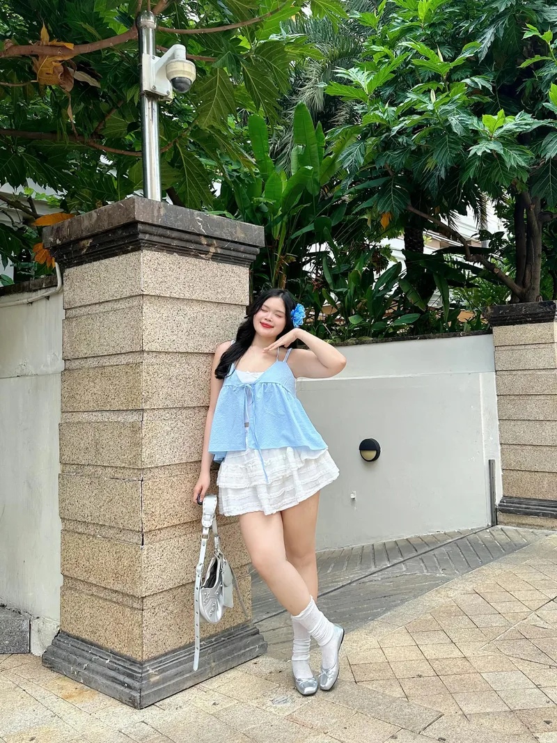 Hình ảnh cô gái mập dễ thương với nụ cười tỏa sáng Hình ảnh cô gái mập dễ thương với nụ cười tỏa sáng