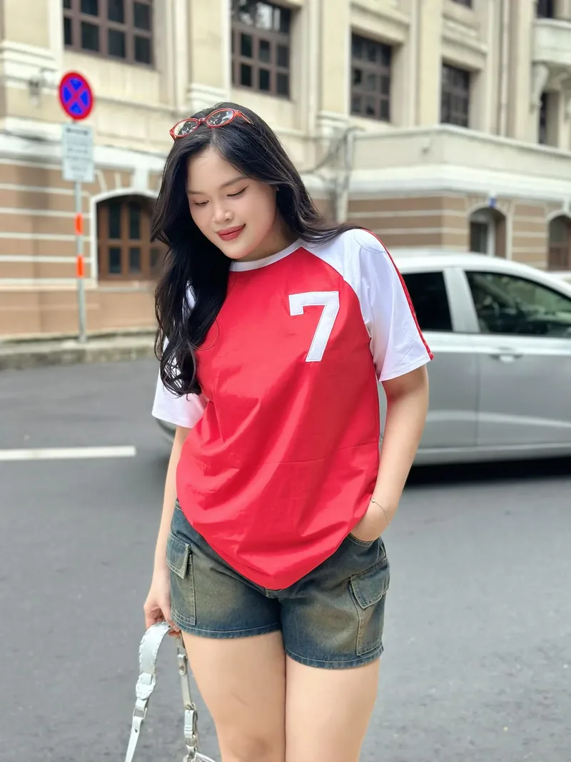 Cô gái mập dễ thương trong hình ảnh với bộ váy tươi sáng Cô gái mập dễ thương trong hình ảnh với bộ váy tươi sáng