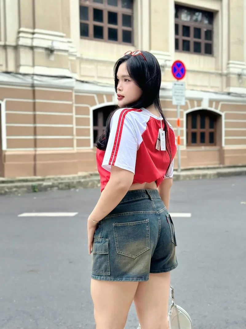 Hình ảnh cô gái mập dễ thương, tự tin với nụ cười rạng rỡ Hình ảnh cô gái mập dễ thương, tự tin với nụ cười rạng rỡ