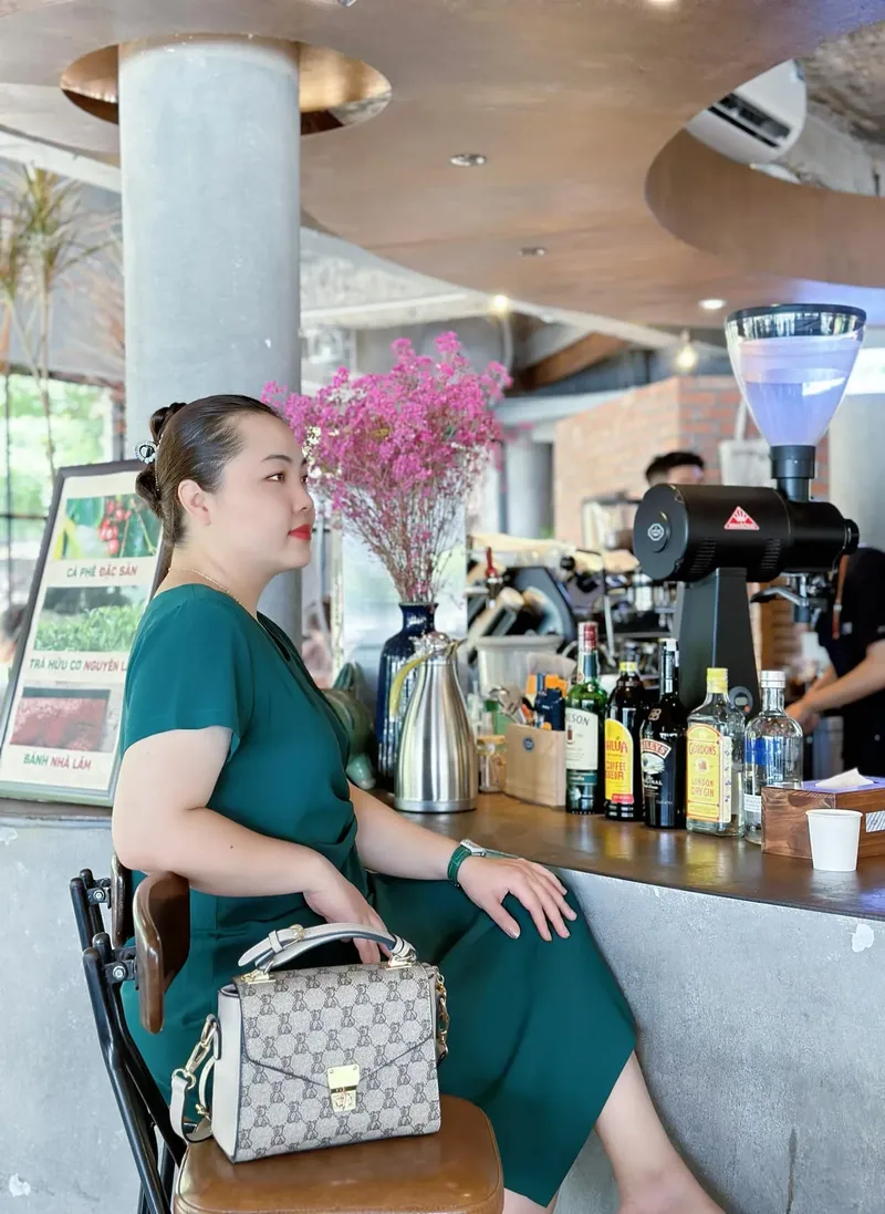 Cô gái mập dễ thương trong hình ảnh với ánh mắt tràn đầy niềm vui Cô gái mập dễ thương trong hình ảnh với ánh mắt tràn đầy niềm vui