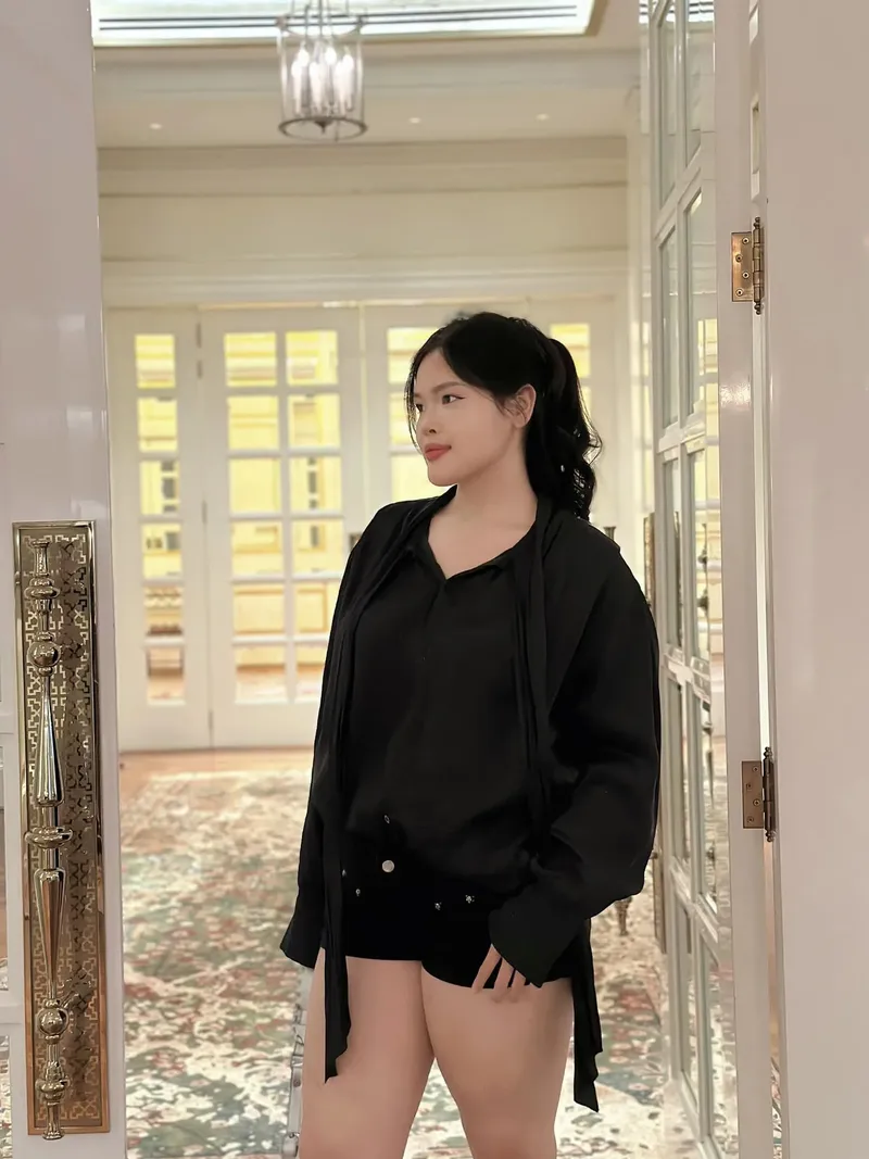 Cô gái mập dễ thương trong hình ảnh với vẻ mặt luôn tươi cười Cô gái mập dễ thương trong hình ảnh với vẻ mặt luôn tươi cười