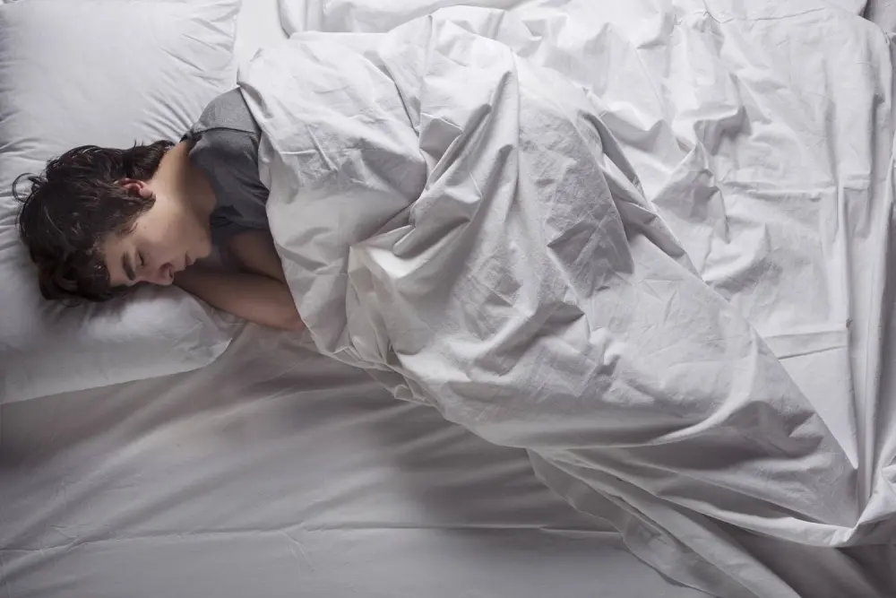 Giấc ngủ an lành trong ảnh trai nằm ngủ Giấc ngủ an lành trong ảnh trai nằm ngủ