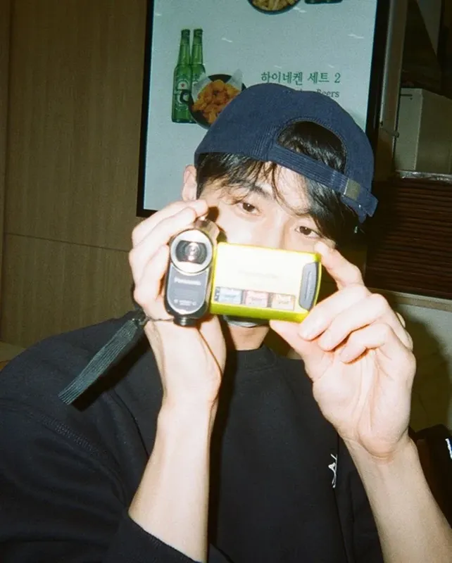 Byeon Woo Seok trong khung cảnh tối giản Byeon Woo Seok trong khung cảnh tối giản