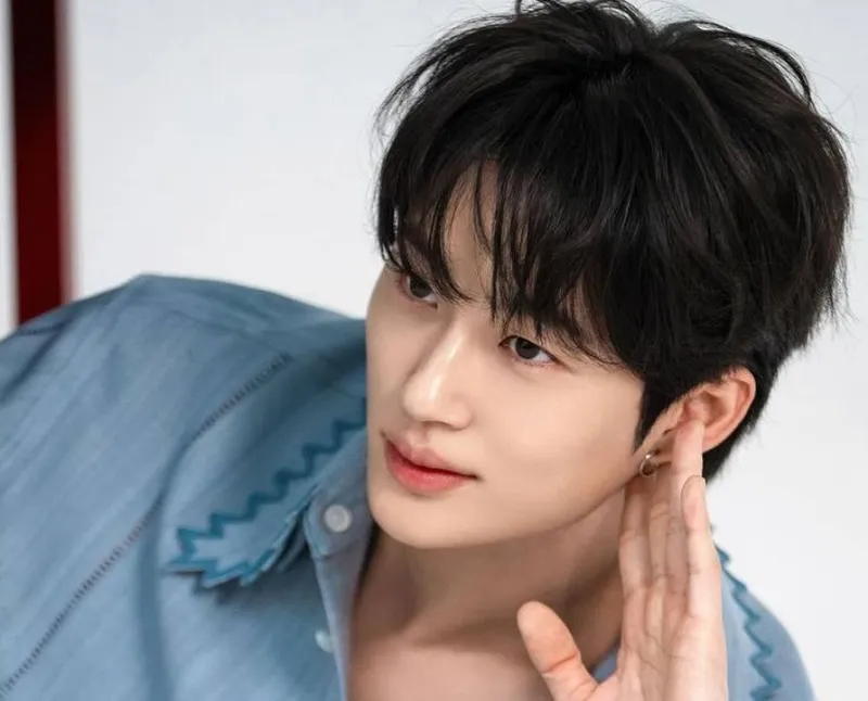Byeon Woo Seok nét mặt sắc sảo Byeon Woo Seok nét mặt sắc sảo