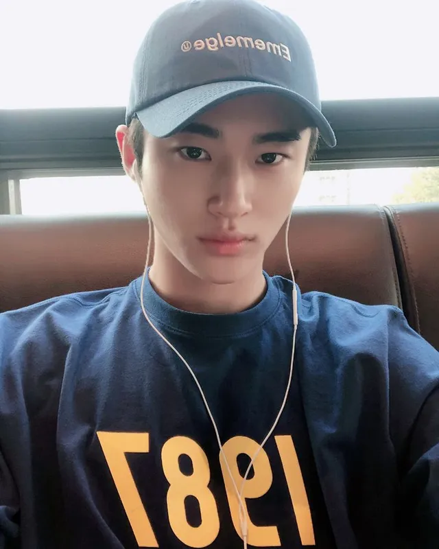 Byeon Woo Seok nét mặt thoải mái Byeon Woo Seok nét mặt thoải mái