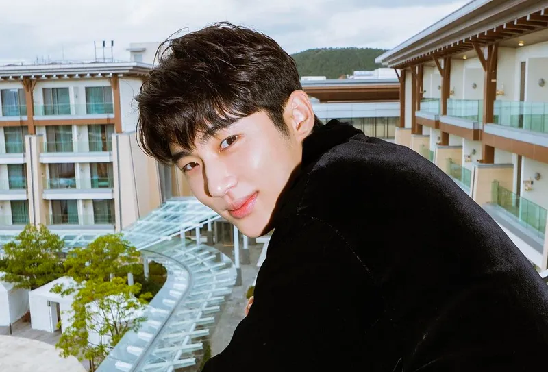 Byeon Woo Seok trong poster phim Byeon Woo Seok trong poster phim