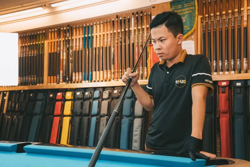 Trai đẹp say mê bộ môn bida Trai đẹp say mê bộ môn bida