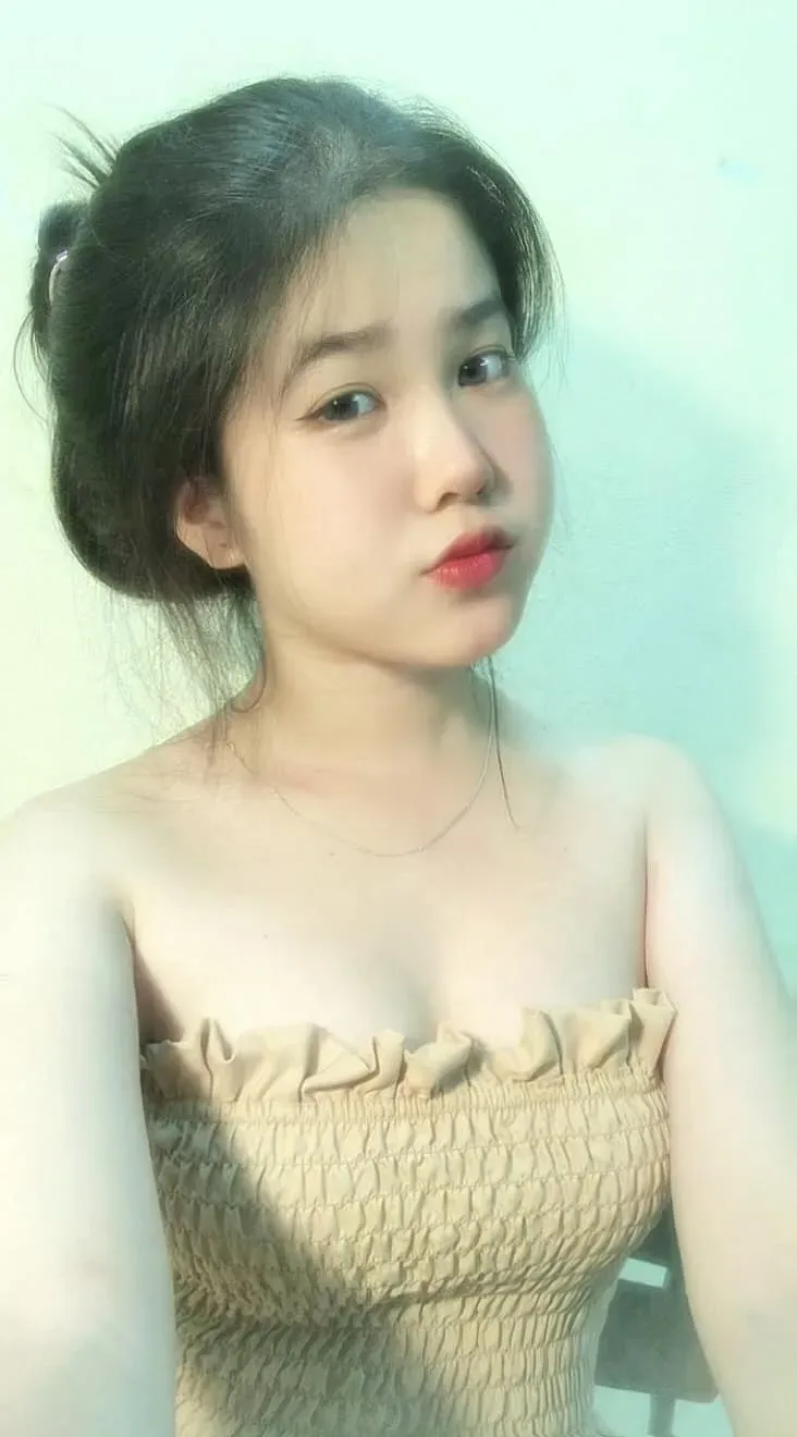 Vẻ đẹp tươi trẻ của những cô gái k5 tại khuôn viên trường Vẻ đẹp tươi trẻ của những cô gái k5 tại khuôn viên trường