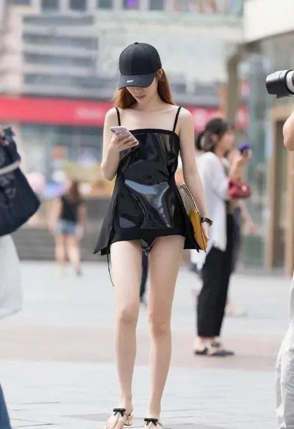 Phong cách hiện đại qua ảnh gái mặc quần ngắn đầy thu hút Phong cách hiện đại qua ảnh gái mặc quần ngắn đầy thu hút