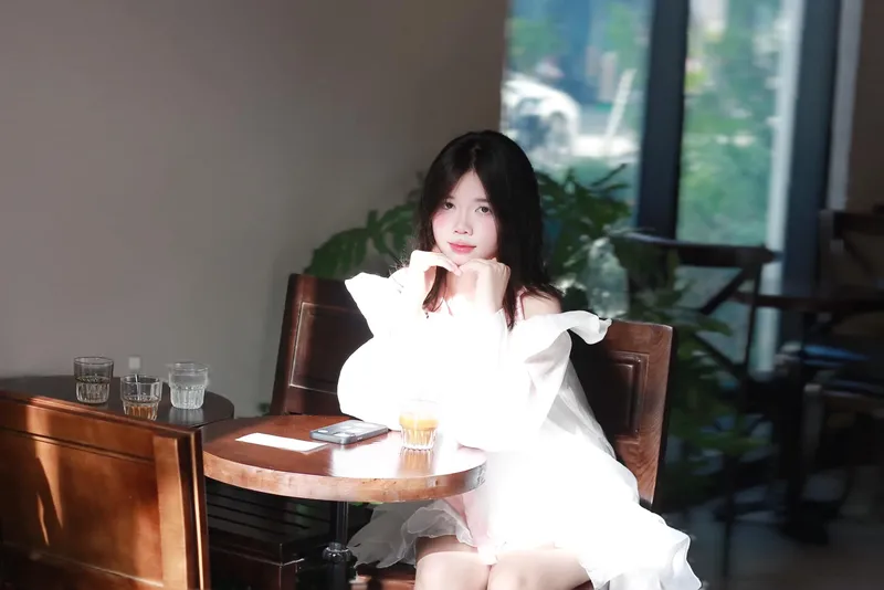 Sự tươi mới của ảnh gái 2k5 trên đường phố Sự tươi mới của ảnh gái 2k5 trên đường phố