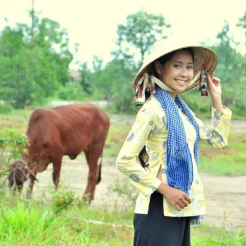 Hình ảnh gái quê xinh đẹp với áo bà ba truyền thống Hình ảnh gái quê xinh đẹp với áo bà ba truyền thống