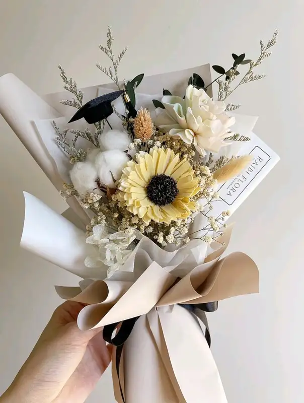 Món quà hoa tặng lễ tốt nghiệp ý nghĩa, chúc mừng bạn