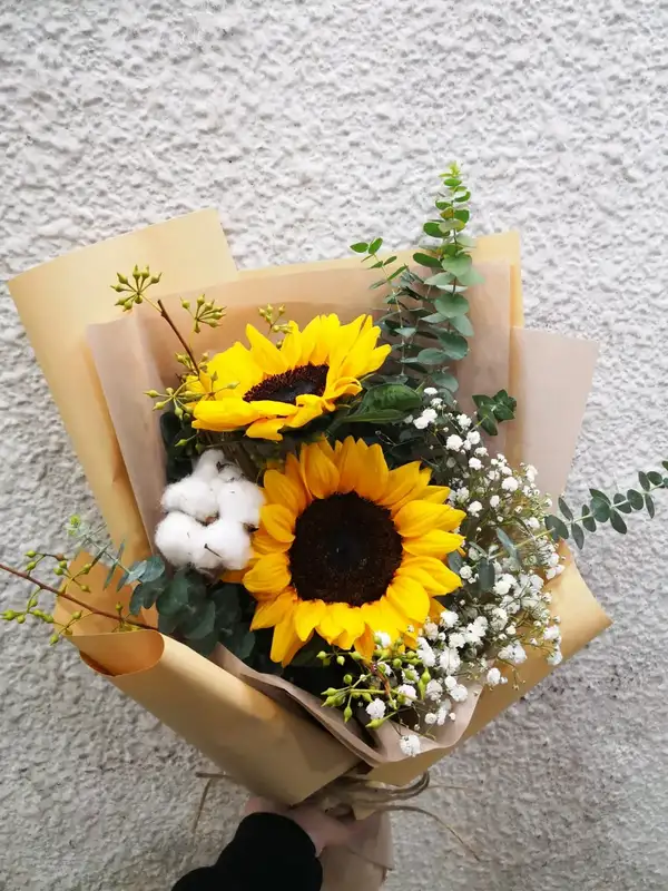 Mẫu hoa tặng lễ tốt nghiệp mang lời chúc thành công