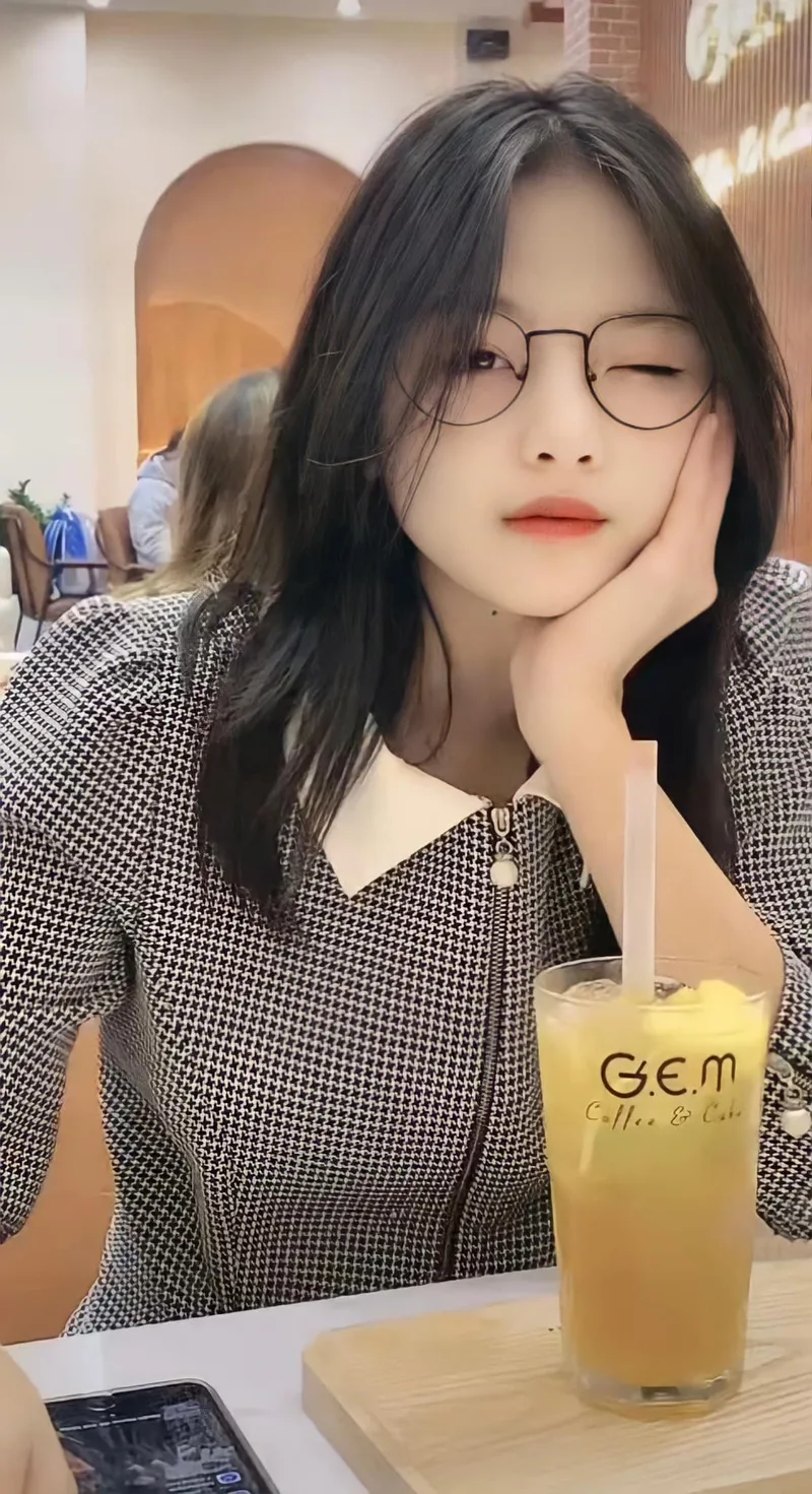 Tạo dáng tự nhiên trong ảnh cute phô mai que con gái Tạo dáng tự nhiên trong ảnh cute phô mai que con gái