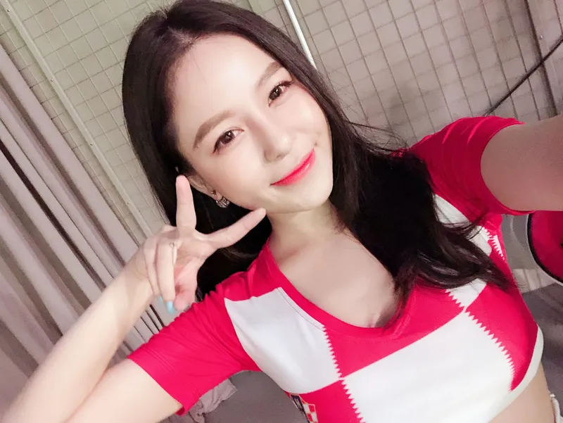 Làm mới không gian mạng xã hội bằng avatar gái độc đáo