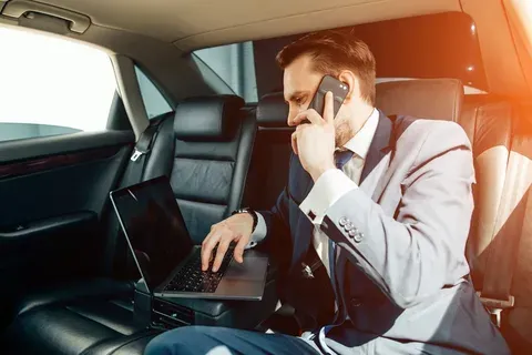 Trai đẹp ngồi ô tô, lựa chọn của quý ông. Trai đẹp ngồi ô tô, lựa chọn của quý ông.