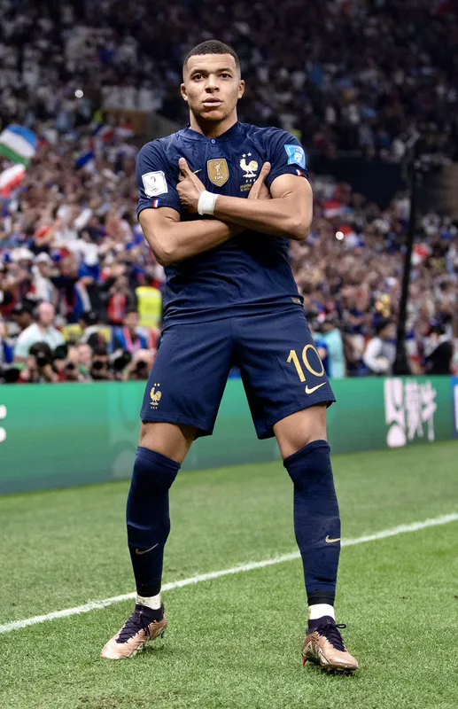 Ảnh Mbappe đẹp trai với phong cách đỉnh cao Ảnh Mbappe đẹp trai với phong cách đỉnh cao