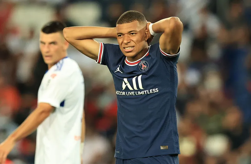 Ảnh Mbappe đẹp trai phong cách ấn tượng Ảnh Mbappe đẹp trai phong cách ấn tượng