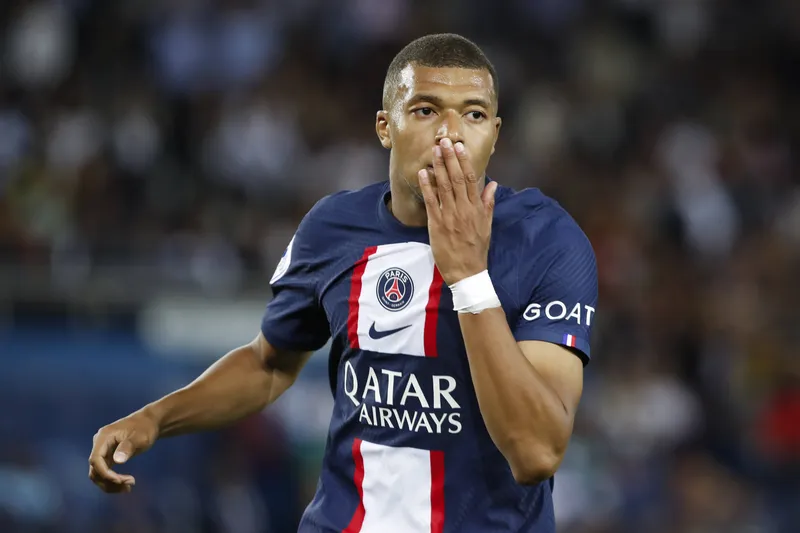 Mbappe đẹp trai hút hồn qua từng khung hình Mbappe đẹp trai hút hồn qua từng khung hình