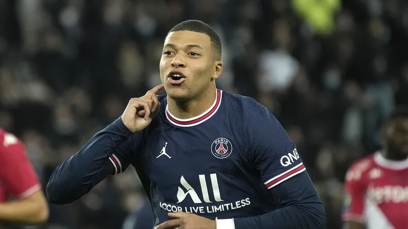 Ảnh Mbappe đẹp trai với ánh mắt quyến rũ Ảnh Mbappe đẹp trai với ánh mắt quyến rũ