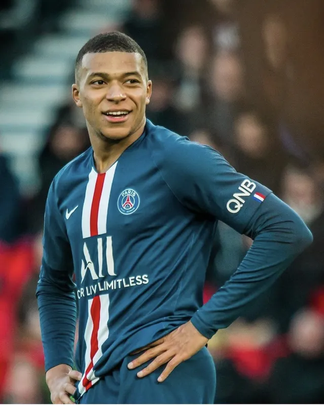 Ảnh Mbappe đẹp trai phong độ trên sân Ảnh Mbappe đẹp trai phong độ trên sân