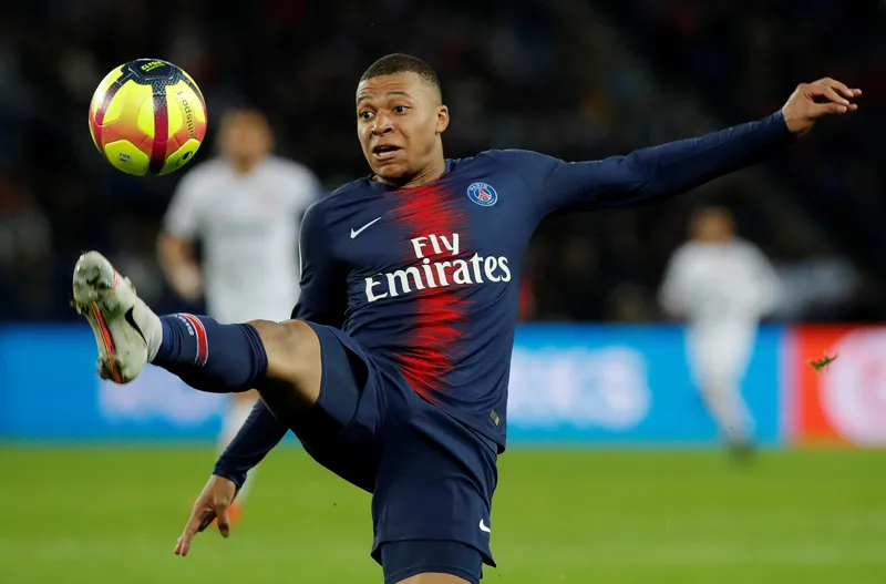 Mbappe đẹp trai đầy phong độ trên sân cỏ Mbappe đẹp trai đầy phong độ trên sân cỏ