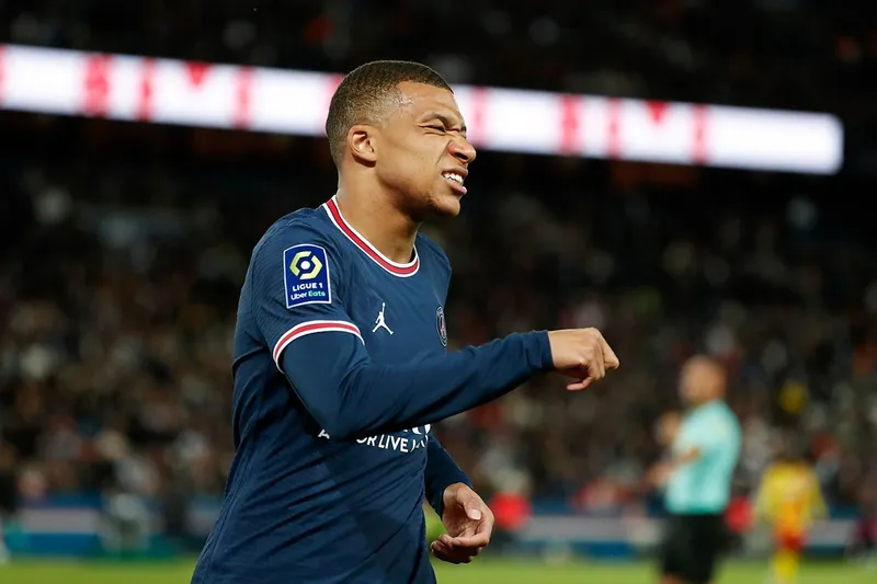 Khám phá vẻ đẹp trai đầy lôi cuốn của Mbappe Khám phá vẻ đẹp trai đầy lôi cuốn của Mbappe