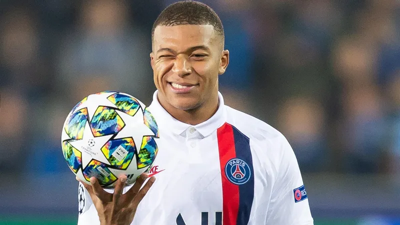 Mbappe đẹp trai phong thái ấn tượng trên sân Mbappe đẹp trai phong thái ấn tượng trên sân