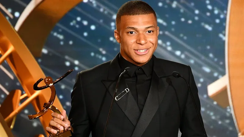Ảnh Mbappe đẹp trai phong cách tự tin Ảnh Mbappe đẹp trai phong cách tự tin