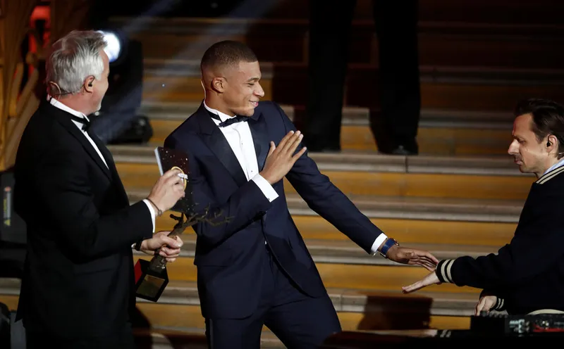 Mbappe đẹp trai và thần thái đỉnh cao Mbappe đẹp trai và thần thái đỉnh cao