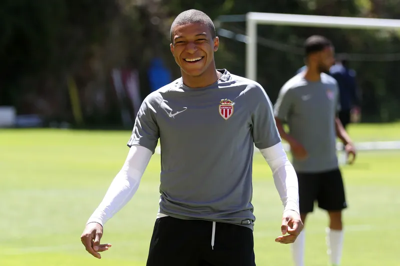 Vẻ đẹp trai của Mbappe qua ảnh chân thực Vẻ đẹp trai của Mbappe qua ảnh chân thực