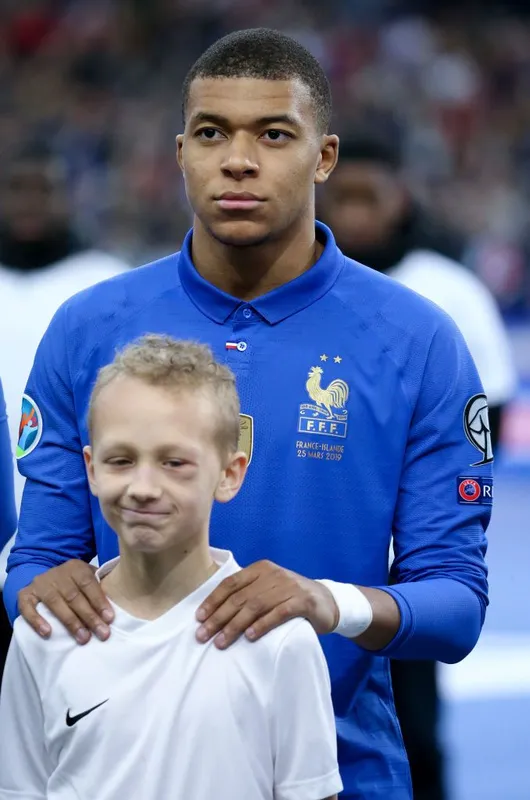 Mbappe đẹp trai với vẻ cuốn hút đầy tự nhiên Mbappe đẹp trai với vẻ cuốn hút đầy tự nhiên