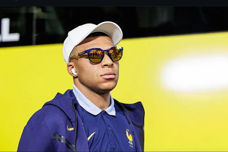 Ngắm nhìn Mbappe đẹp trai trong từng khung hình Ngắm nhìn Mbappe đẹp trai trong từng khung hình
