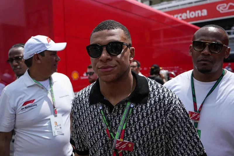 Vẻ đẹp trai của Mbappe khiến người xem say đắm Vẻ đẹp trai của Mbappe khiến người xem say đắm