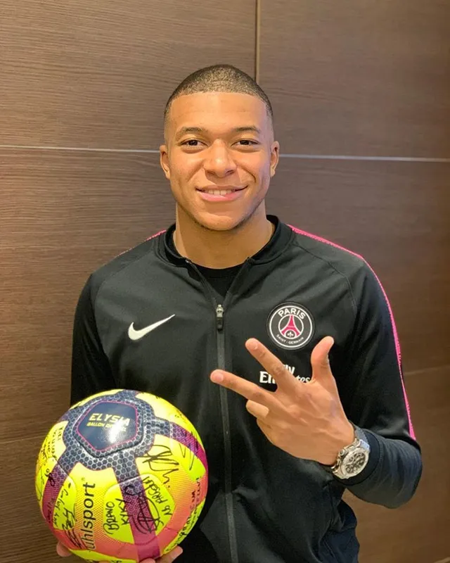 Mbappe đẹp trai với thần thái đỉnh cao trong ảnh Mbappe đẹp trai với thần thái đỉnh cao trong ảnh