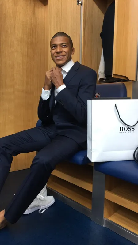Mbappe đẹp trai và ánh nhìn thu hút mọi ánh nhìn Mbappe đẹp trai và ánh nhìn thu hút mọi ánh nhìn