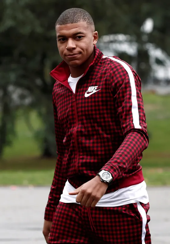 Vẻ đẹp trai tự nhiên của Mbappe qua ảnh Vẻ đẹp trai tự nhiên của Mbappe qua ảnh