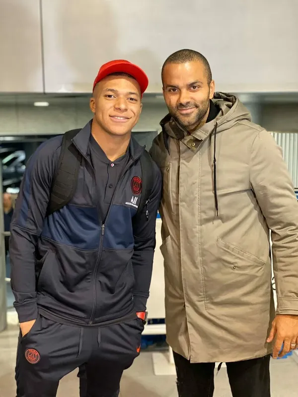 Mbappe đẹp trai phong cách nổi bật trên sân cỏ Mbappe đẹp trai phong cách nổi bật trên sân cỏ