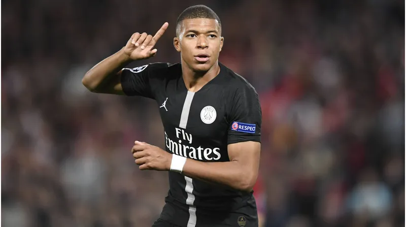 Vẻ đẹp trai của Mbappe qua loạt ảnh độc đáo Vẻ đẹp trai của Mbappe qua loạt ảnh độc đáo
