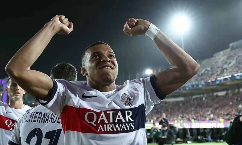 Vẻ đẹp trai của Mbappe qua từng góc ảnh Vẻ đẹp trai của Mbappe qua từng góc ảnh