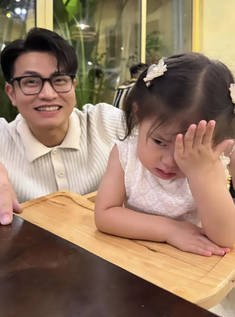 Khoảnh khắc dễ thương của ảnh em bé gái trong trang phục xinh xắn Khoảnh khắc dễ thương của ảnh em bé gái trong trang phục xinh xắn