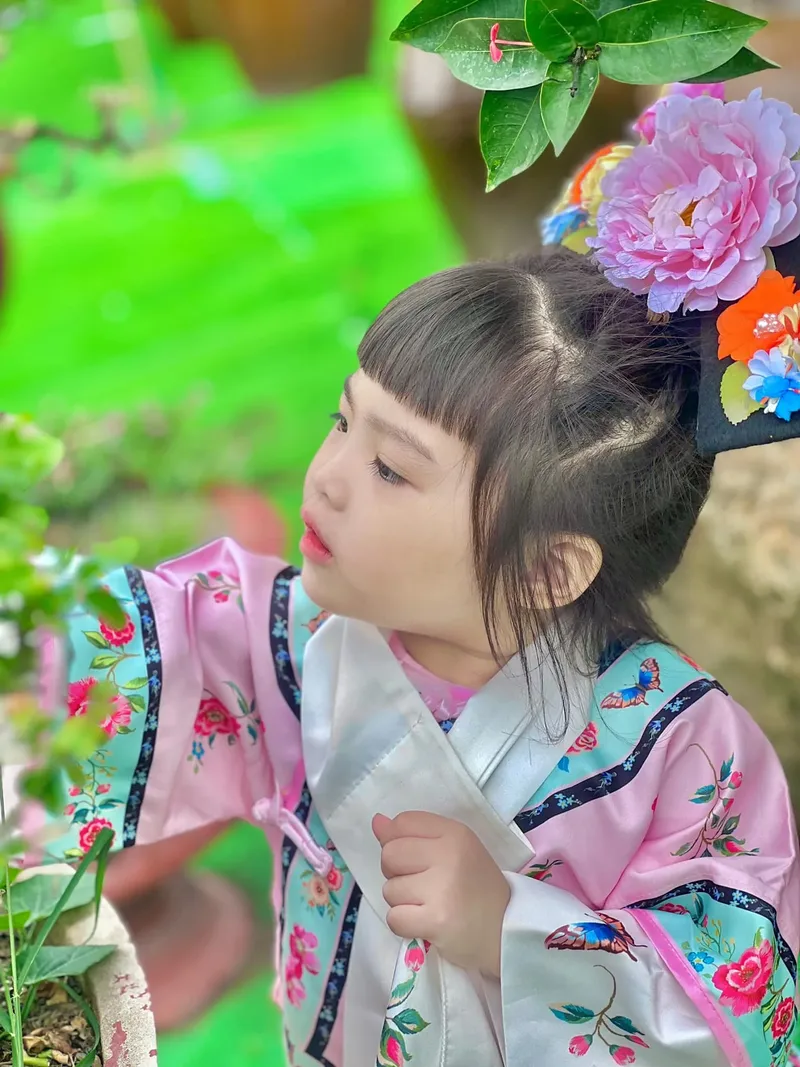 Tạo hình đáng yêu trong ảnh em bé gái dễ thương Tạo hình đáng yêu trong ảnh em bé gái dễ thương